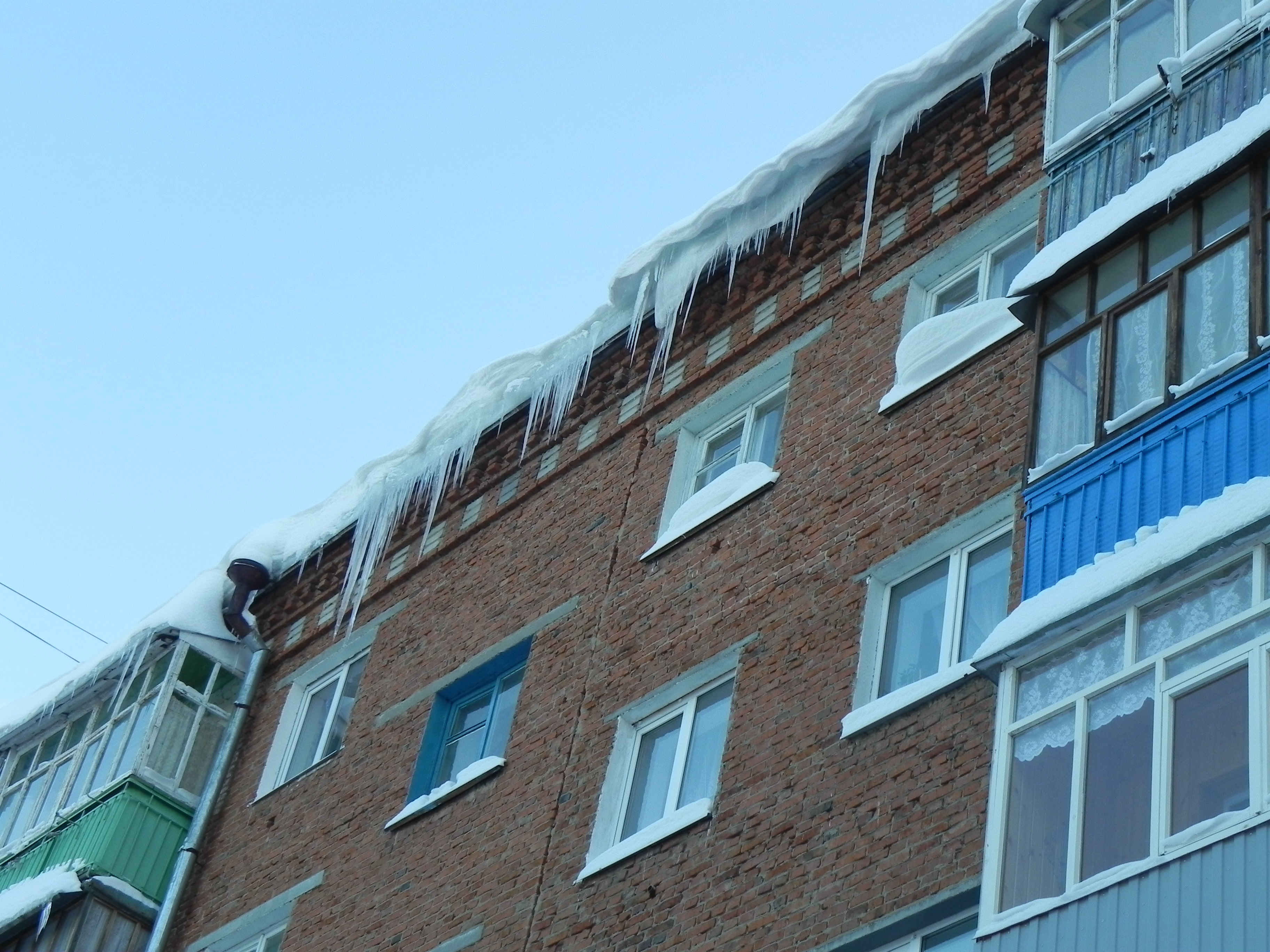 13:36 В Калининском районе Чебоксар проверили состояние крыш жилых домов и их своевременную очистку от наледи и снега